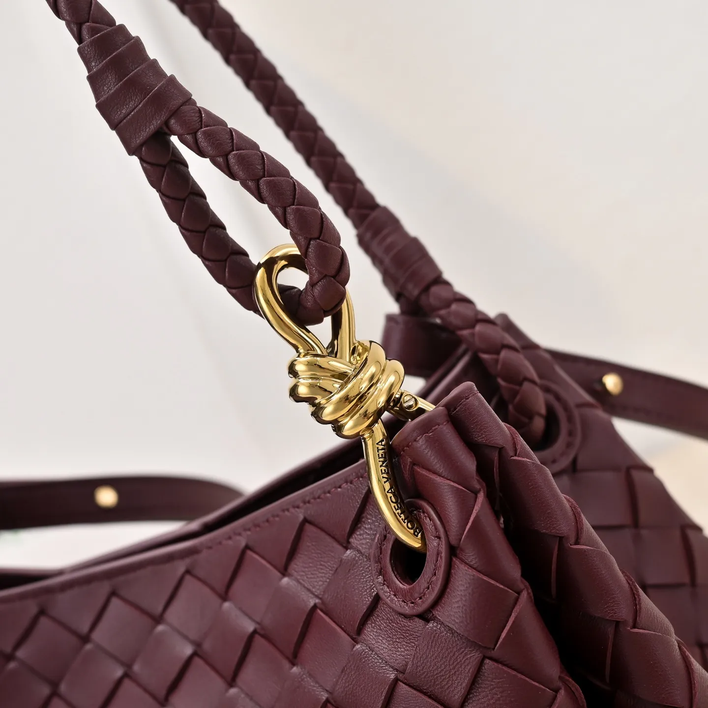 Batch 2060 BOTTEGA VENETA 2025 Autumn New Product Medium Parachuta The long-awaited new medium parachuta is here, with a unique appearance and iconic metal knots, and a whole piece of leather folds the four corners into a parachute shape! The exquisite Knot metal buckle is like putting jewelry on a bag. It is high-end and elegant. Its super capacity can hold all your things! The overall effect of this bag is very different from before. It is neither too delicate to provide a large capacity nor too bulky because of its practicality. It simply provides a perfectly suitable bag for casual and simple people👜 Style number: 5921 Size: 29.5*18.5*17.5cm